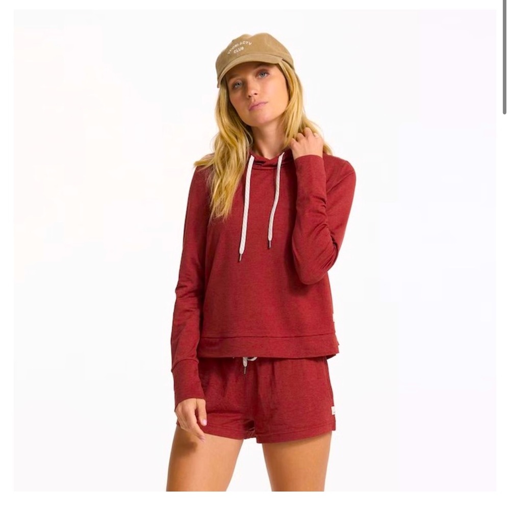 Vuori Halo Essential Hoodie in Currant Heather, Size Medium